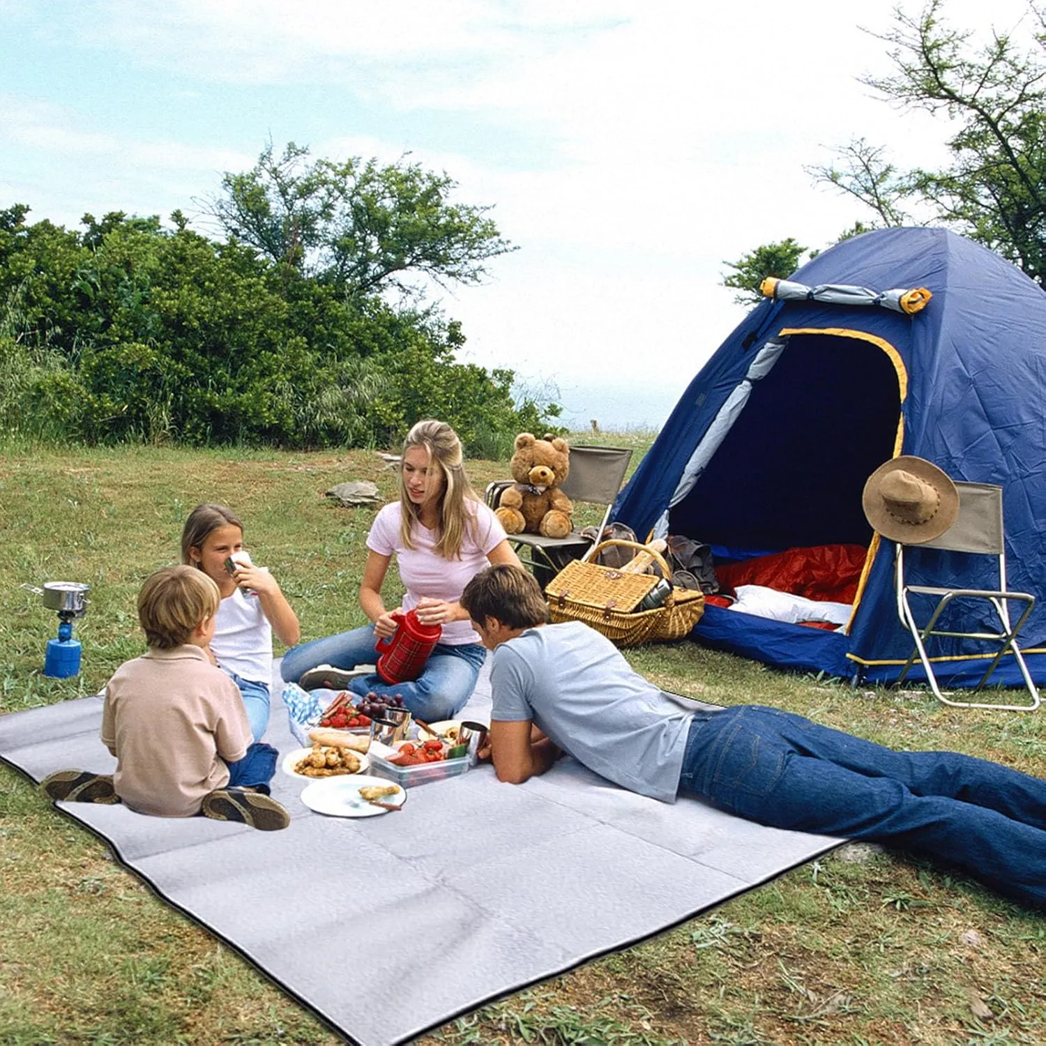 Camping Mat Picnic Blanket Beach Mattress Sleeping Pad Aluminum Foil EVA Foam Portable Tent Sleeping Mat for Outdoor Activities Camping Beach Picnics Silver 2x2M