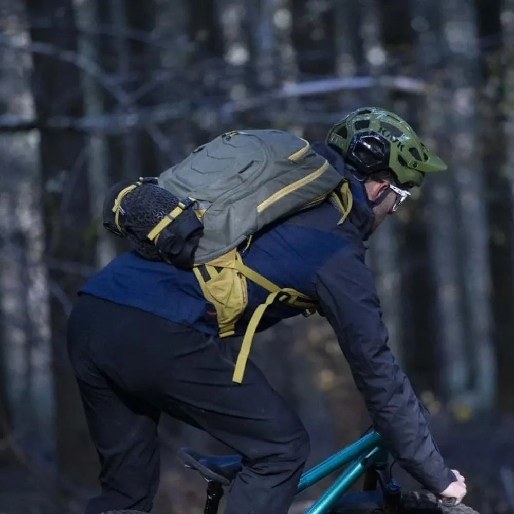 Deuter Unisex Attack 20 Protector Backpack